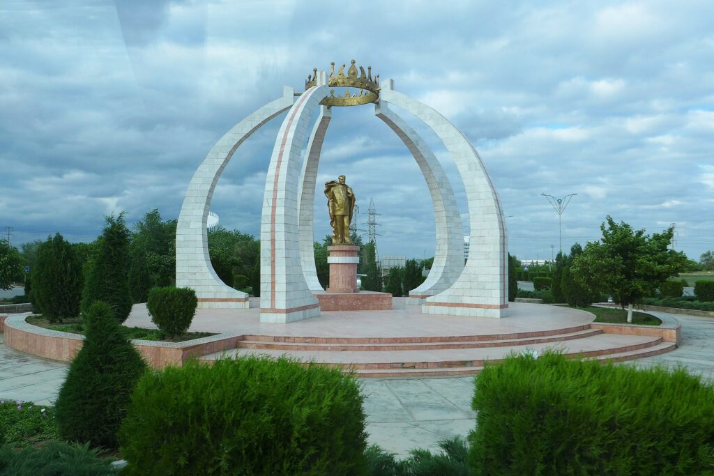 turkmenbashi statue in dashoguz.jpg